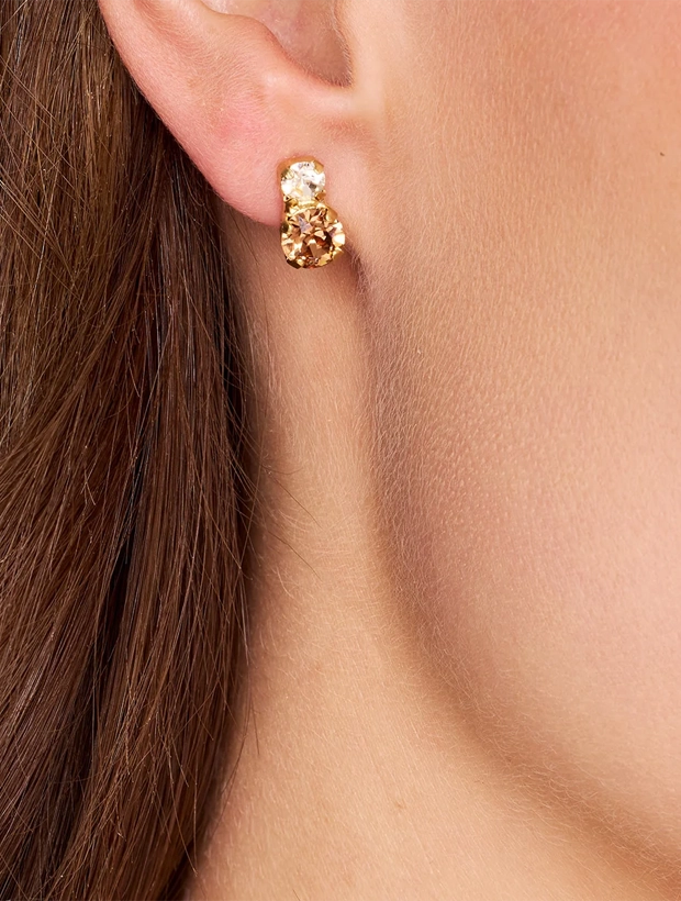Caroline Svedbom Leah Örhängen - Guld / ReCreated Topaz Combo 101337139901, klocka som du kan handla till bra pris hos oss på Klockmaster.