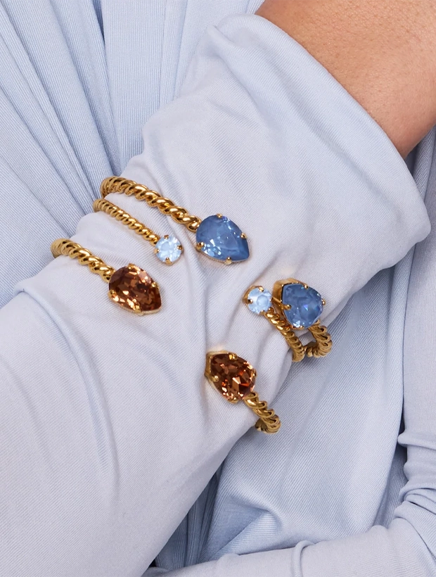 Caroline Svedbom Mini Twisted Armband - Guld / Sky Ignite 101348132001, klocka som du kan handla till bra pris hos oss på Klockmaster.