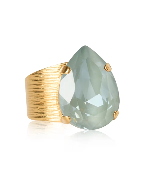 Caroline Svedbom Classic Drop Ring - Guld / Agave Ignite 101622139401, klocka som du kan handla till bra pris hos oss på Klockmaster.