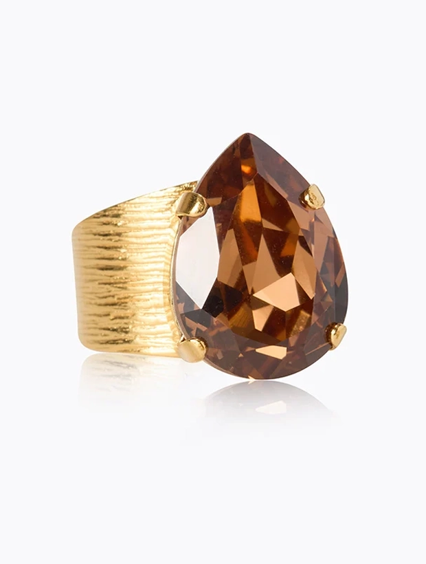 Caroline Svedbom Classic Drop Ring – Guld / ReCreated Light Smoked Topaz 101622139701, klocka som du kan handla till bra pris hos oss på Klockmaster.