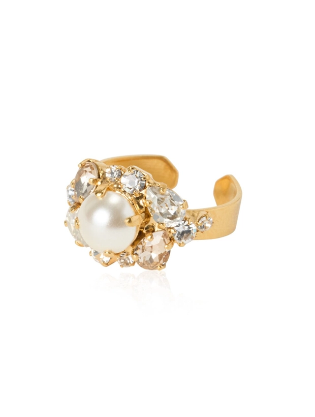 Caroline Svedbom Molly Ring - Guld / Pearl + Crystal 101804108201, klocka som du kan handla till bra pris hos oss på Klockmaster.
