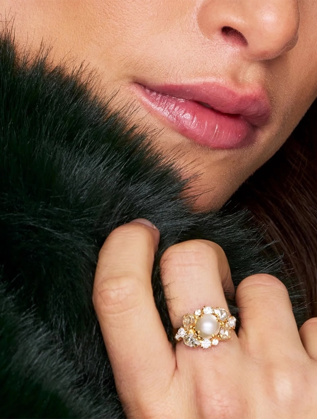 Caroline Svedbom Molly Ring - Guld / Pearl + Crystal 101804108201, klocka som du kan handla till bra pris hos oss på Klockmaster.