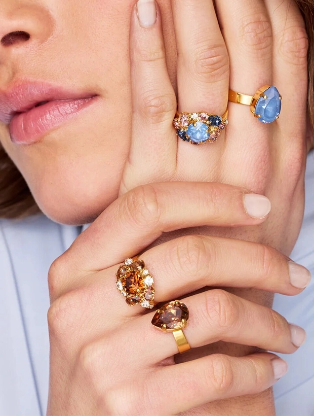 Caroline Svedbom Molly Ring - Guld / ReCreated Topaz Combo 101804139901, klocka som du kan handla till bra pris hos oss på Klockmaster.