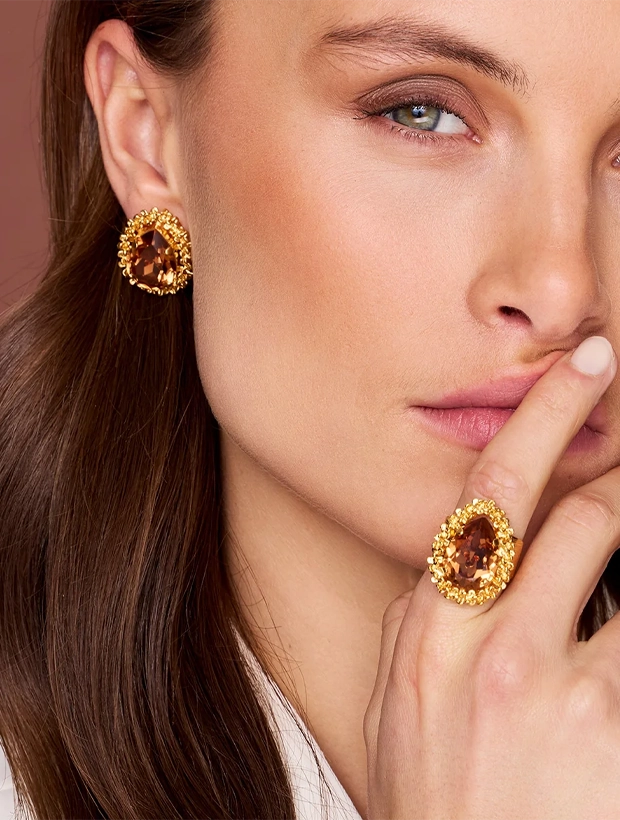 Caroline Svedbom Classic Gemma Ring – Guld / ReCreated Light Smoked Topaz 101943139701, klocka som du kan handla till bra pris hos oss på Klockmaster.