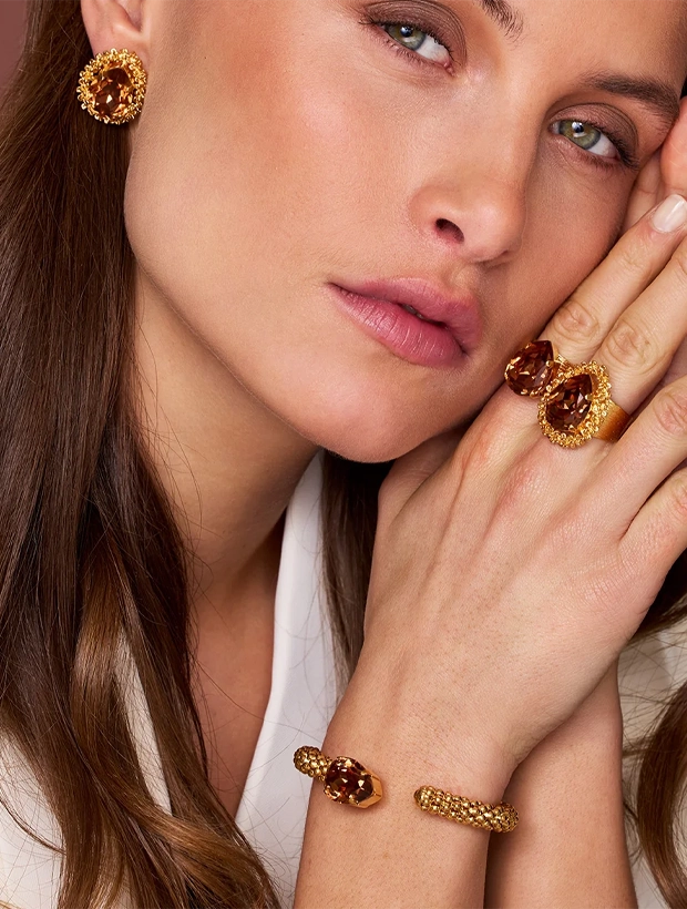 Caroline Svedbom Classic Gemma Ring – Guld / ReCreated Light Smoked Topaz 101943139701, klocka som du kan handla till bra pris hos oss på Klockmaster.