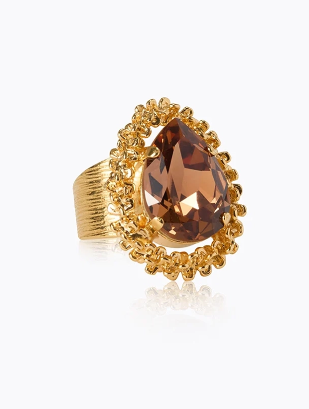 Caroline Svedbom Classic Gemma Ring – Guld / ReCreated Light Smoked Topaz 101943139701, klocka som du kan handla till bra pris hos oss på Klockmaster.
