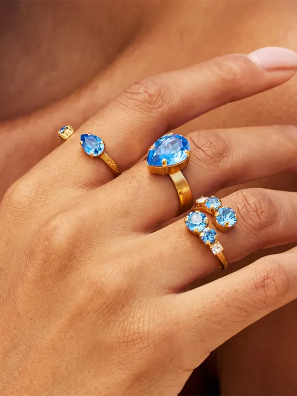 Caroline Svedbom Ring Amelia Guld Recreated Iceblue 102013137001, klocka som du kan handla till bra pris hos oss på Klockmaster.