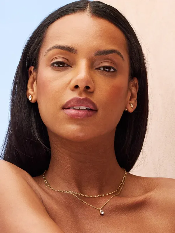 Caroline Svedbom Halsband Amelia Guld Kristall 102015100101, klocka som du kan handla till bra pris hos oss på Klockmaster.