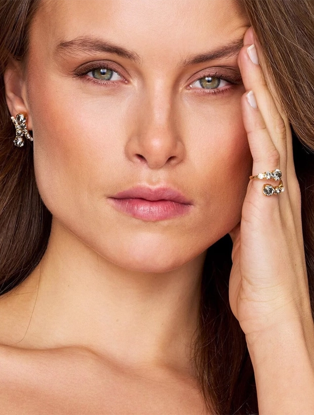 Caroline Svedbom Halo Ring - Guld / Black Diamond + Crystal 102017139601, klocka som du kan handla till bra pris hos oss på Klockmaster.