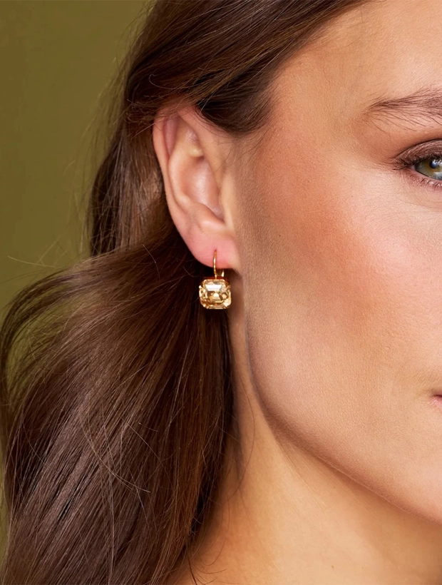 Caroline Svedbom Eve Örhängen - Guld / Golden Shadow 102133104001, klocka som du kan handla till bra pris hos oss på Klockmaster.