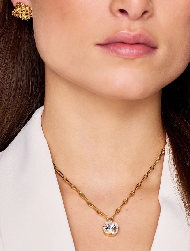 Caroline Svedbom Noomi Halsband - Guld / Crystal 102139100101, klocka som du kan handla till bra pris hos oss på Klockmaster.