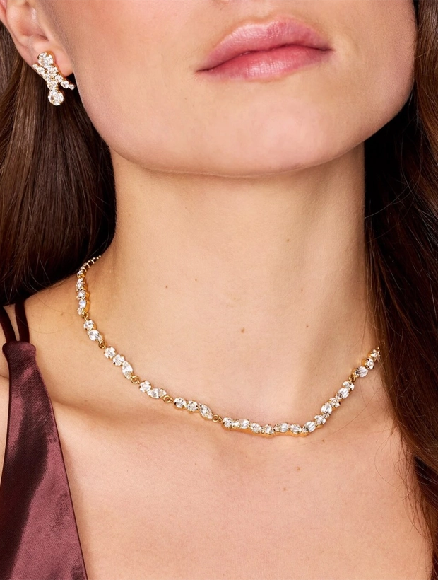 Caroline Svedbom Alelia Halsband - Guld / Crystal 102141100101, klocka som du kan handla till bra pris hos oss på Klockmaster.