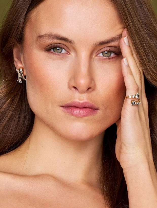 Caroline Svedbom Örhängen Halo Gold Black Diamond / Crystal 102145139601, klocka som du kan handla till bra pris hos oss på Klockmaster.
