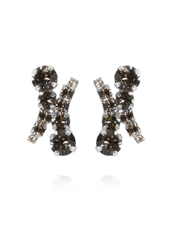 Caroline Svedbom Örhängen Halo Rhodium Black Diamond / Crystal 102146139601, handla denna klocka online eller i butik hos klockmaster