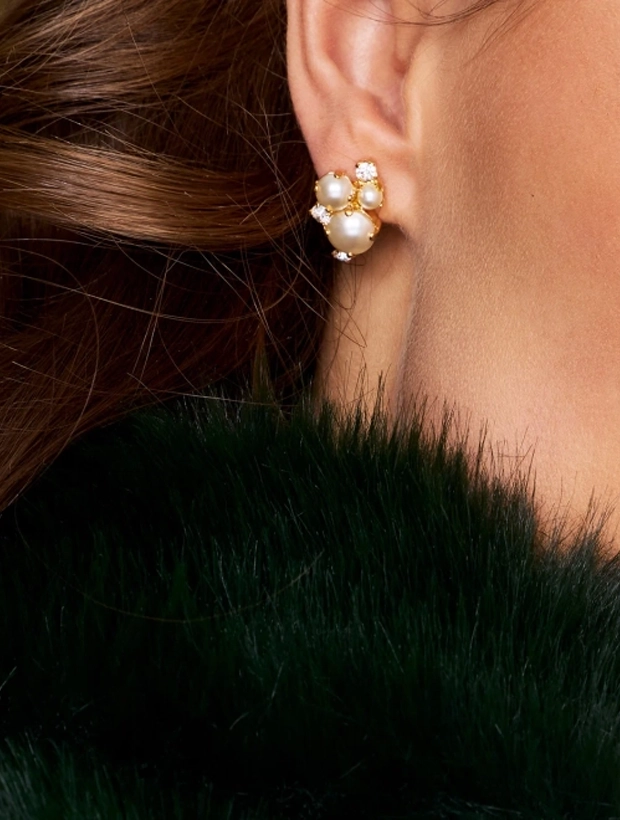 Caroline Svedbom Örhängen Molly Gold Pearl / Crystal 102147108201, klocka som du kan handla till bra pris hos oss på Klockmaster.