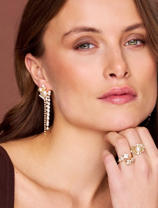 Caroline Svedbom Molly Statement Gold Pearl / Crystal 102149108201, klocka som du kan handla till bra pris hos oss på Klockmaster.