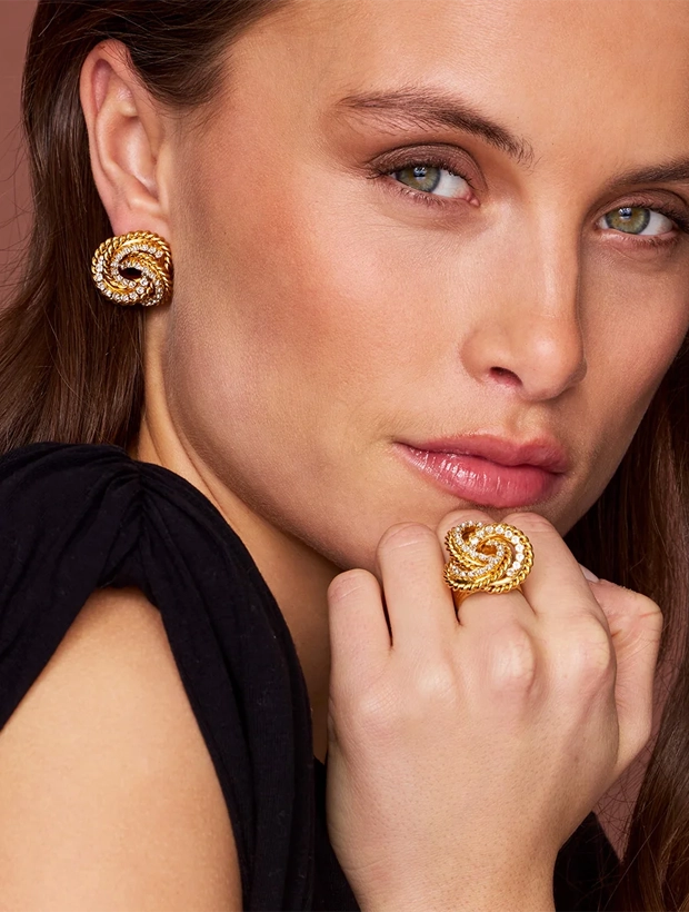Caroline Svedbom Juliette Ring - Guld / Crystal 102161100101, klocka som du kan handla till bra pris hos oss på Klockmaster.