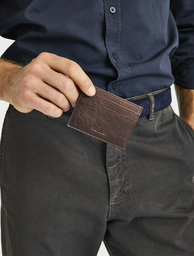 Saddler Southhalls Korthållare - Mörkbrun 104120004000, klocka som du kan handla till bra pris hos oss på Klockmaster.