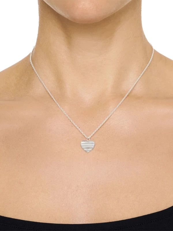 Efva Attling A Piece Of My Heart Pendant Silver 11-100-02388-4245, klocka som du kan handla till bra pris hos oss på Klockmaster.