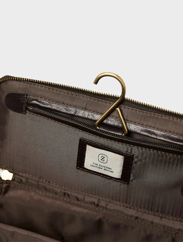 Saddler Barolo Necessär - Brun 110270046000, klocka som du kan handla till bra pris hos oss på Klockmaster.