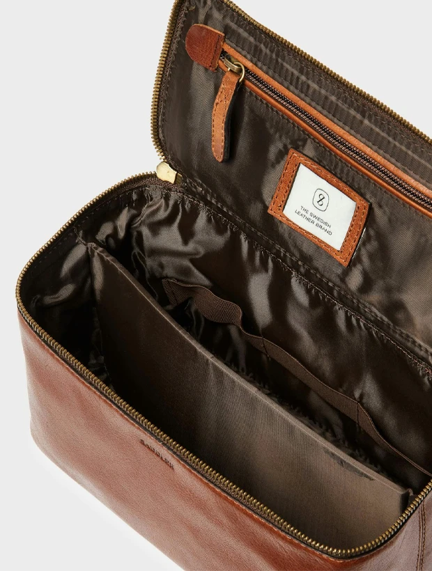 Saddler Barolo Necessär - Brun 110270046000, klocka som du kan handla till bra pris hos oss på Klockmaster.