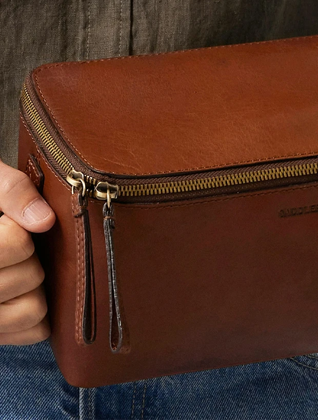 Saddler Barolo Necessär - Brun 110270046000, klocka som du kan handla till bra pris hos oss på Klockmaster.