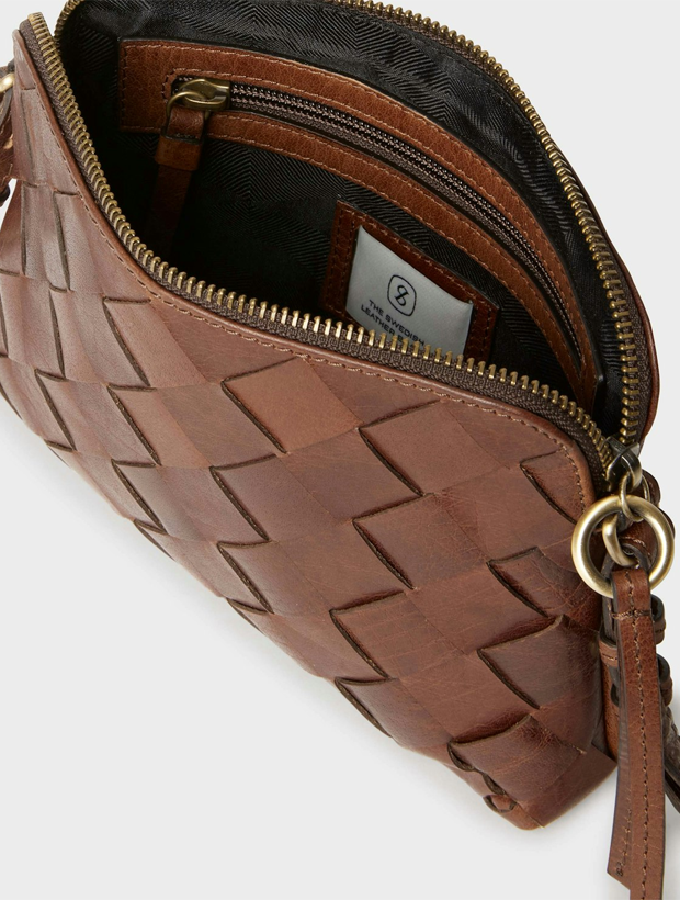 Saddler Seattle Axelremsväska - Brun 110920046000, klocka som du kan handla till bra pris hos oss på Klockmaster.
