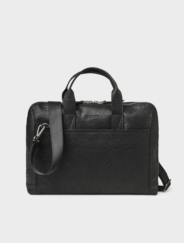 Saddler Gustav Datorväska 15" - Svart 112600001000, handla denna klocka online eller i butik hos klockmaster