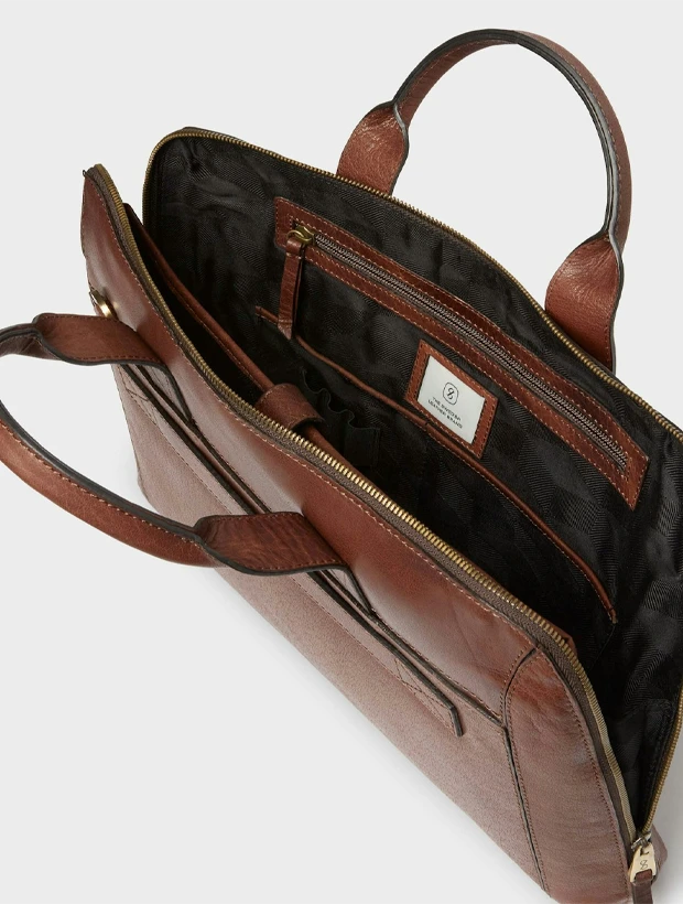 Saddler Gustav Datorväska 15" - Brun 112600046000, klocka som du kan handla till bra pris hos oss på Klockmaster.