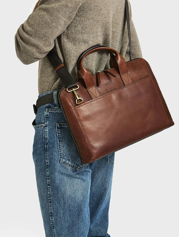 Saddler Gustav Datorväska 15" - Brun 112600046000, klocka som du kan handla till bra pris hos oss på Klockmaster.