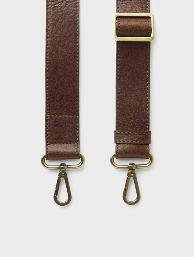Saddler Paz Axelrem - Brun 114890411000, klocka som du kan handla till bra pris hos oss på Klockmaster.