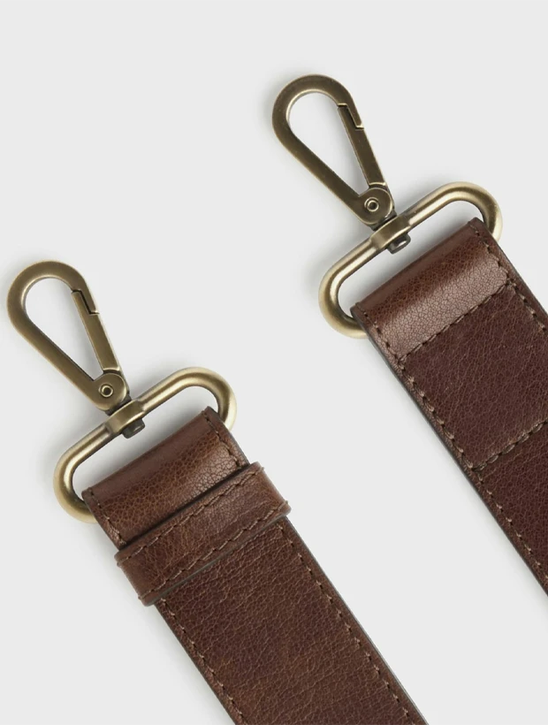 Saddler Paz Axelrem - Brun 114890411000, klocka som du kan handla till bra pris hos oss på Klockmaster.