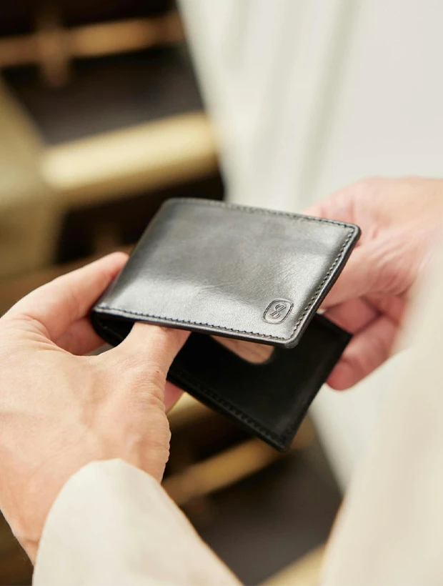 Saddler Rybakken Plånbok - Svart 115880001000, klocka som du kan handla till bra pris hos oss på Klockmaster.
