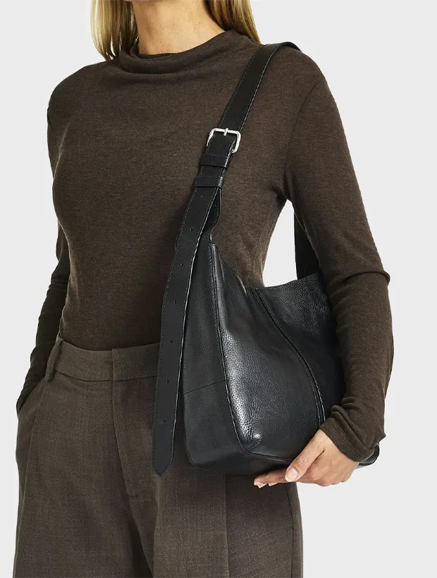 Saddler Molly Toteväska - Svart 117730001000, klocka som du kan handla till bra pris hos oss på Klockmaster.