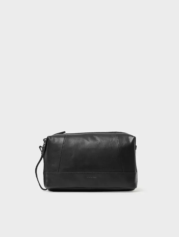 Saddler Cay Necessär - Svart 117910001000, handla denna klocka online eller i butik hos klockmaster