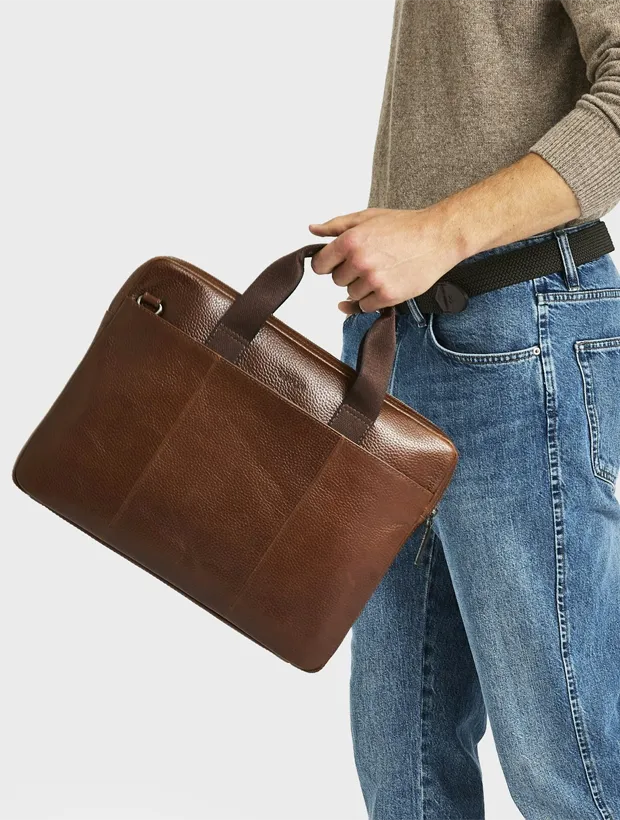 Saddler Vince Datorväska - Brun 118150046000, klocka som du kan handla till bra pris hos oss på Klockmaster.