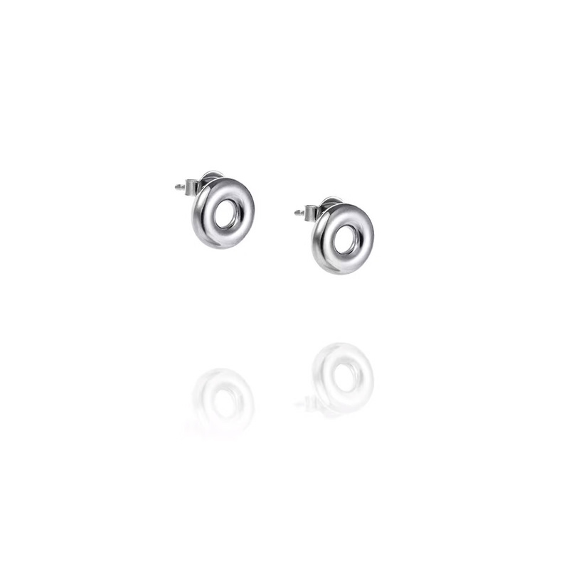 Efva Attling Örhängen Lifesaver - Silver 12-100-02173-0000, handla denna klocka online eller i butik hos klockmaster