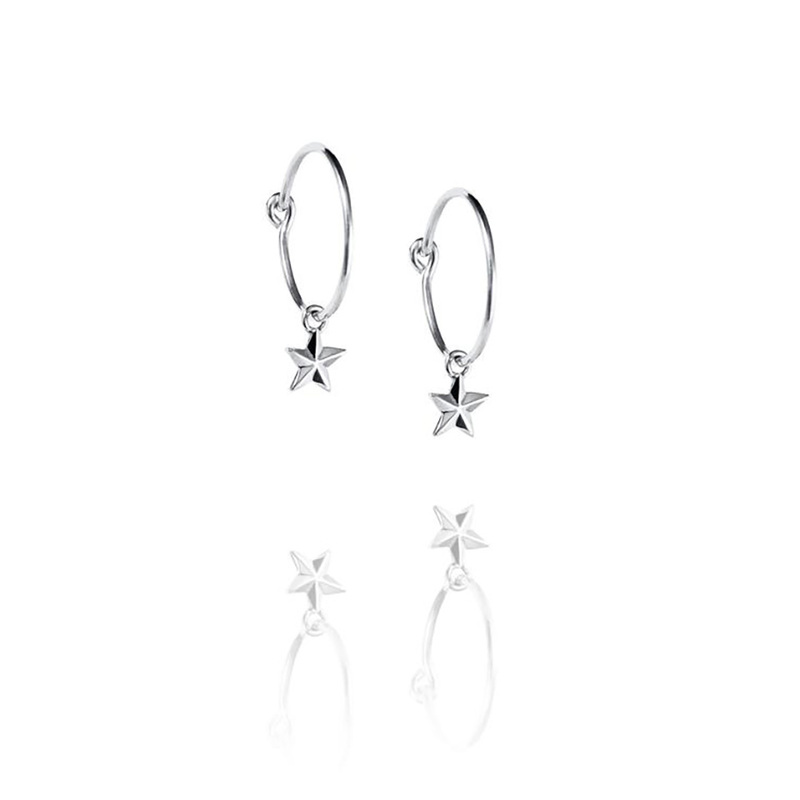 Efva Attling Örhängen Micro Catch A Falling Star Hoops – Silver 12-100-02260-0000, handla denna klocka online eller i butik hos klockmaster