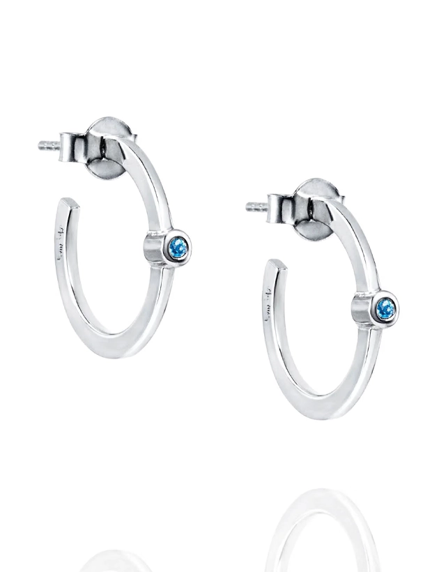 Efva Attling Micro Blink Hoops Örhängen Blå Topas 12-100-02422-0000, handla denna klocka online eller i butik hos klockmaster