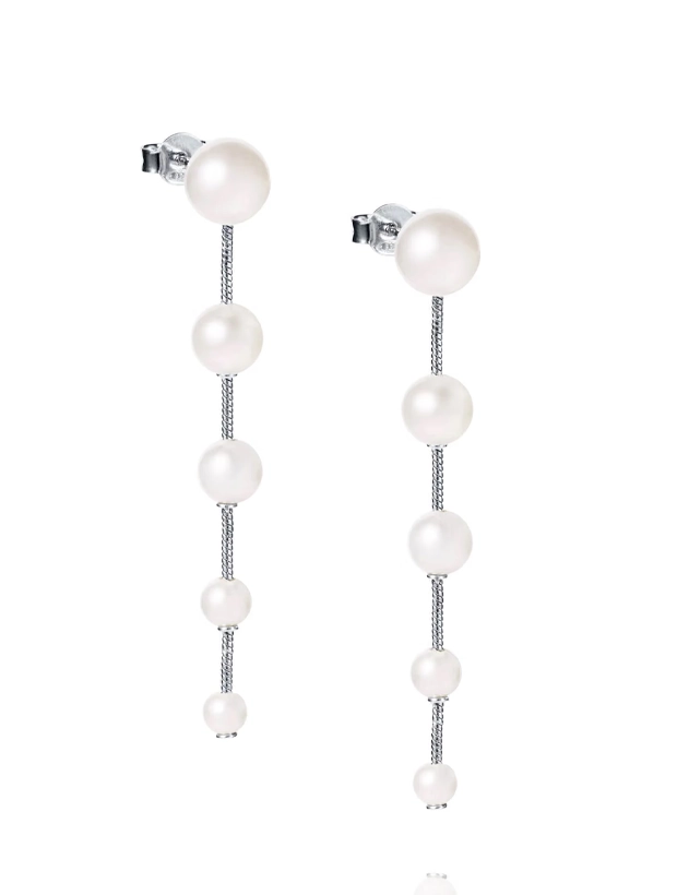 Efva Attling Flowing Pearls Örhängen Silver 12-100-02430-0000, handla denna klocka online eller i butik hos klockmaster