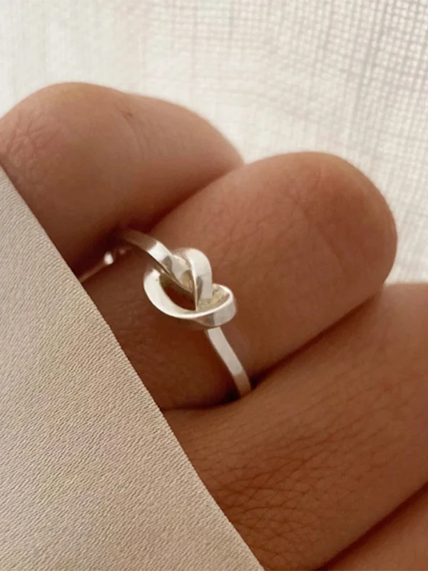 Efva Attling Love Knot Ring 17mm Silver 13-100-01601-1700, klocka som du kan handla till bra pris hos oss på Klockmaster.
