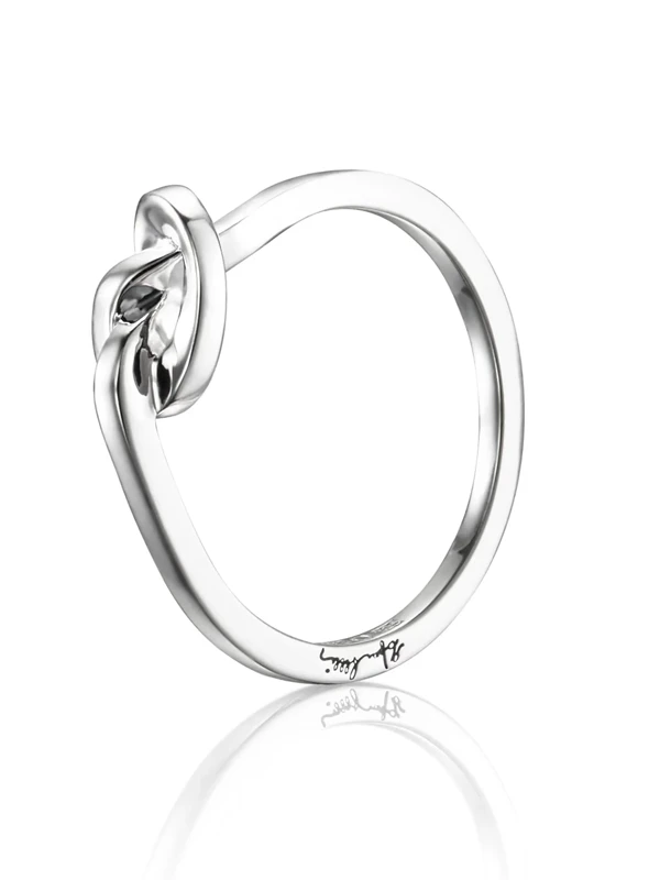Efva Attling Love Knot Ring 17mm Silver 13-100-01601-1700, klocka som du kan handla till bra pris hos oss på Klockmaster.