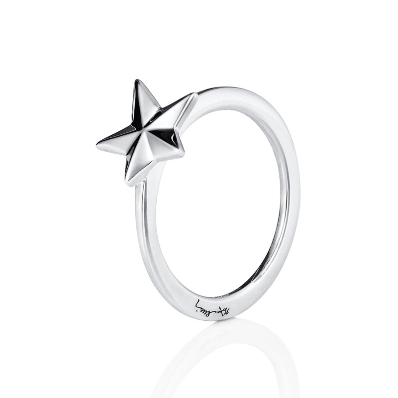 Efva Attling Ring Catch A Falling Star - Silver 13-100-01985-1700, handla denna klocka online eller i butik hos klockmaster