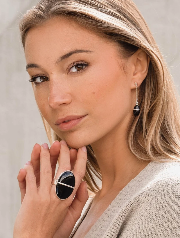 Efva Attling Slick and Black Ring 17,5mm Silver/Svart 13-100-02438-1750, klocka som du kan handla till bra pris hos oss på Klockmaster.