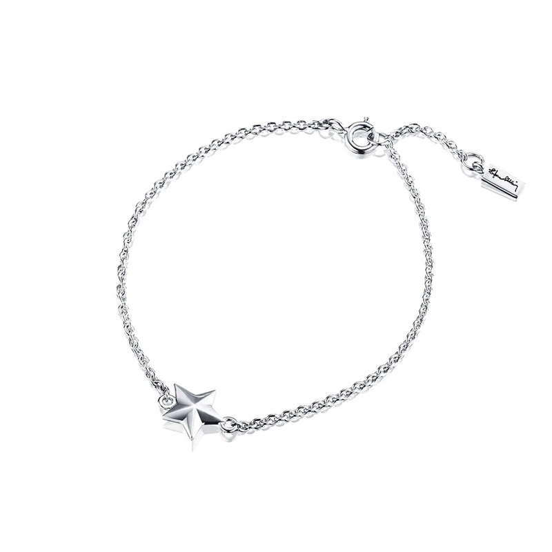 Efva Attling Armband Catch A Falling Star - Silver 14-100-00996-1519, handla denna klocka online eller i butik hos klockmaster
