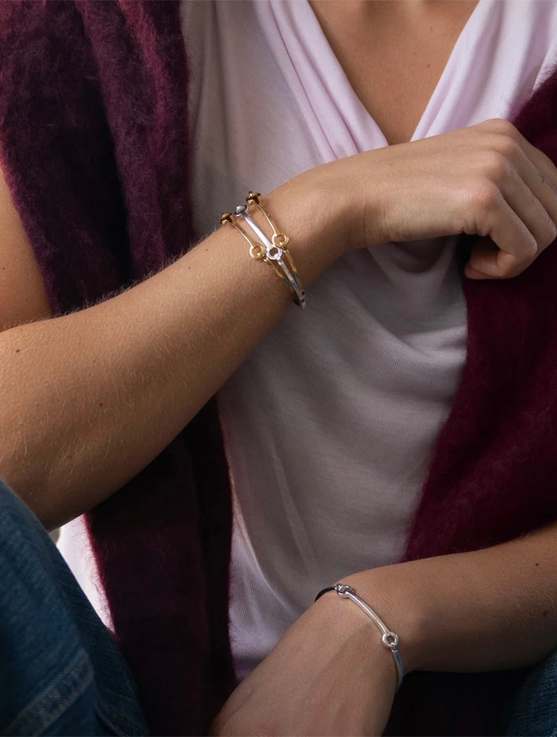 Efva Attling Bianca Cuff Medium Silver 14-100-02456-0003, klocka som du kan handla till bra pris hos oss på Klockmaster.