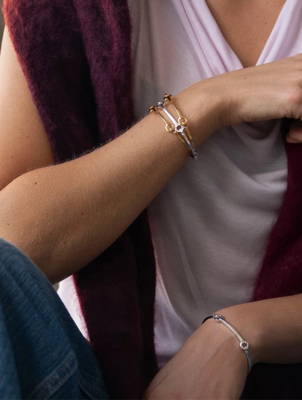 Efva Attling Bianca Cuff Small Guld 14-108-02456-0002, klocka som du kan handla till bra pris hos oss på Klockmaster.