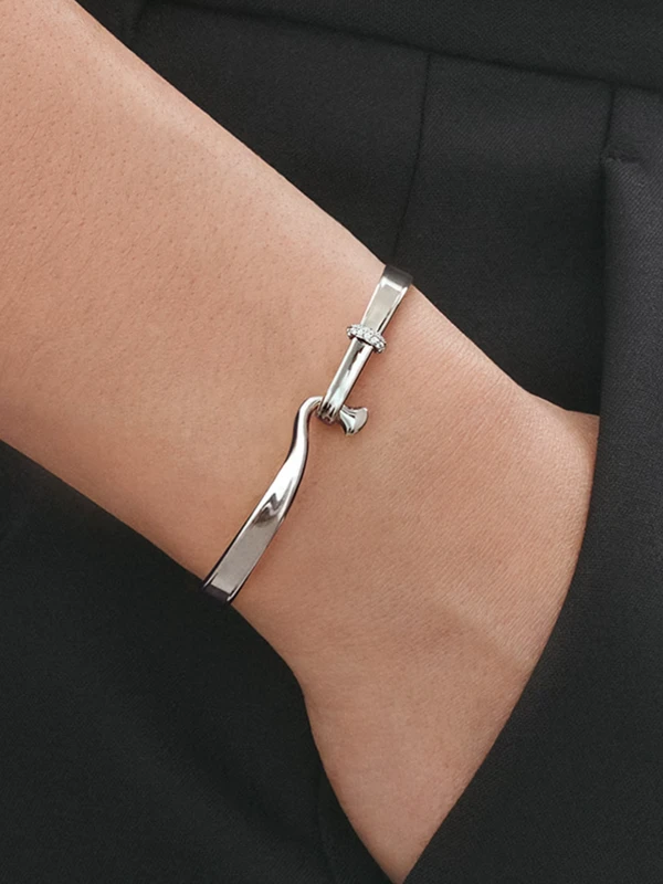 Georg Jensen Torun Armring Medium - Silver 20000547000M, klocka som du kan handla till bra pris hos oss på Klockmaster.