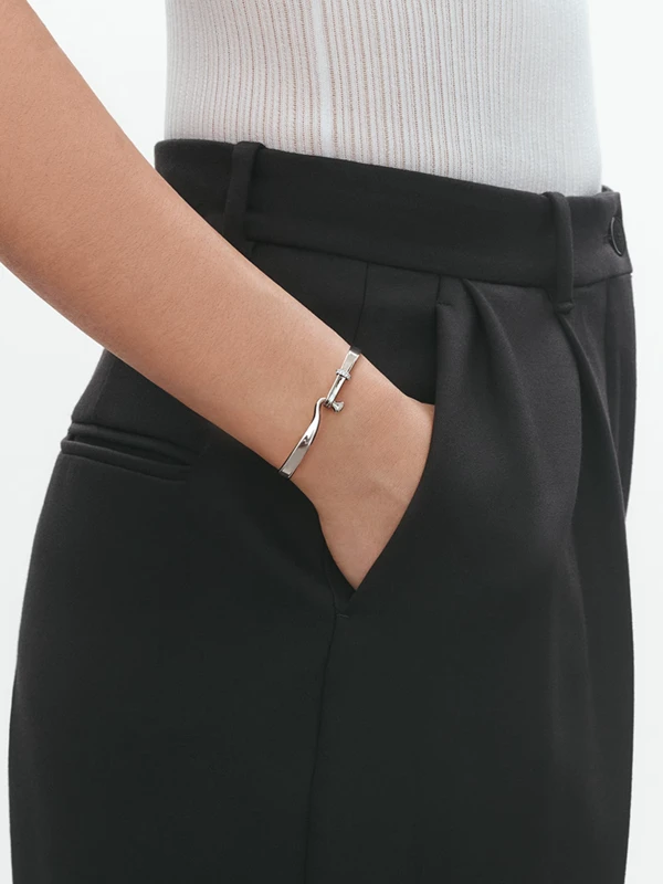 Georg Jensen Torun Armring Medium - Silver 20000547000M, klocka som du kan handla till bra pris hos oss på Klockmaster.