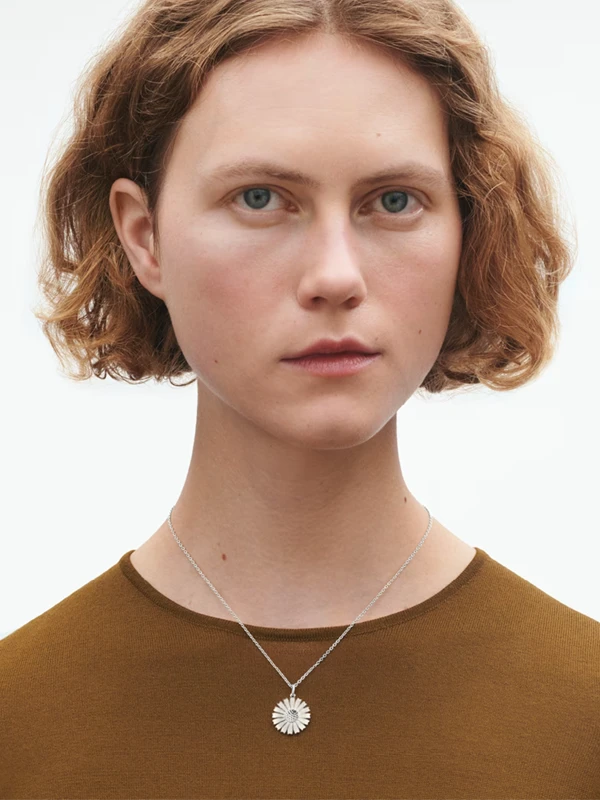 Georg Jensen Daisy Hängsmycke Silver/Vit 20001534, klocka som du kan handla till bra pris hos oss på Klockmaster.